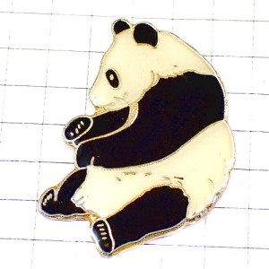 ピンバッジ・お座りするパンダPANDA 熊猫