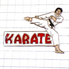 ピンバッジ・キック空手カラテ蹴り黒帯の道着 KARATE