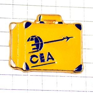 ピンバッジ・黄色い旅行鞄カバン赤道を飛ぶ飛行機と地球 