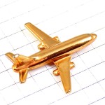 ピンバッジ・飛行機ゴールド金色立体型旅客機