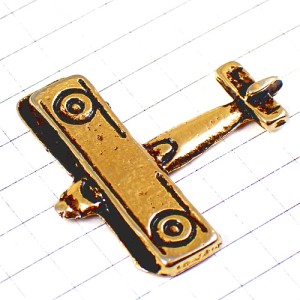 ピンバッジ・金色の飛行機ゴールド複葉機