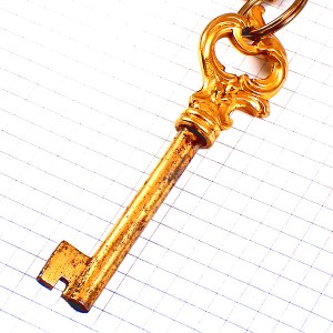 キーホルダー・金色のカギ鍵アンティーク