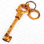 キーホルダー・金色のカギ鍵アンティーク