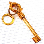 キーホルダー・金色のカギ鍵アンティーク