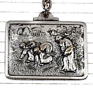 キーホルダー・落穂拾いミレー画シルバー銀色 JEAN-FRANCOIS-MILLET DES-GLANEUSES FRANCE