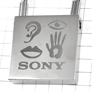 キーホルダー・ソニー SONY 耳目口手シルバー銀色