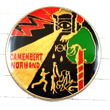 ピンバッジ・チーズ会社カマンベール木箱 CAMEMBERT NORMAND NORMANDIE FRANCE