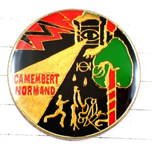 ピンバッジ・チーズ会社カマンベール木箱 CAMEMBERT NORMAND NORMANDIE FRANCE