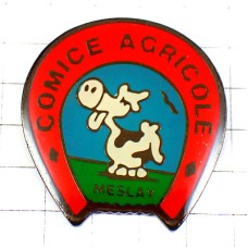 ピンバッジ・ホルスタイン牛と馬の赤い蹄鉄 COMICE-AGRICOLE MESLAY FRANCE