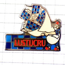 ピンバッジ・パスタの箱を抱えた卵男ブルー市松模様 LUSTUCRU PASTA FRANCE