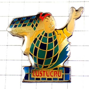 ピンバッジ・パスタの入った箱を運ぶ男 LUSTUCRU PASTA EGGS FRANCE