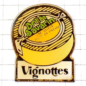 ピンバッジ・ブリアサヴァランのチーズ一個フロマージュ BRILLAT-SAVARIN VIGNOTTES FRANCE