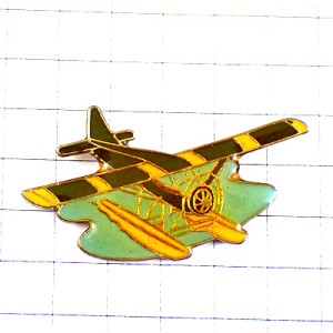 ピンバッジ・プロペラ飛行機カーキ色キャメル煙草タバコ会社 CAMEL