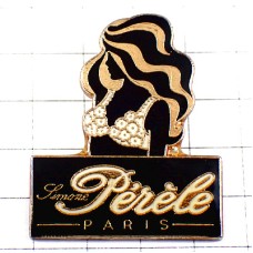 ピンバッジ・パリ白いランジェリー下着ロングヘアの女の子 PERELE PARIS