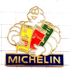 ピンバッジ・ミシュランガイドを持つビバンダムくん本ガイド３冊 MICHELIN GUIDE BIBENDUM FRANCE