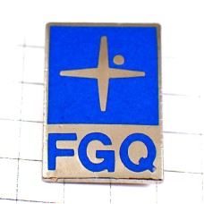 ピンバッジ・ＦＧＱ銀色の十字シルバー青アルファベット