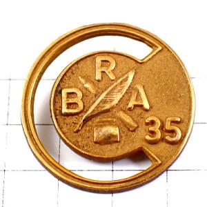 ピンバッジ・羽根ペン文房具ＢＲＡ３５アルファベットＣ