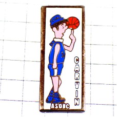ピンバッジ・バスケットボール選手ブルー青いユニフォーム指の上の球ボール回し