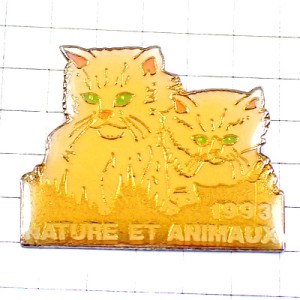 ピンバッジ・黄緑の目のシロネコ子猫２匹