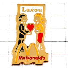 ピンバッジ・マクドナルドＭハート二人カップル LAXOU NANCY FRANCE