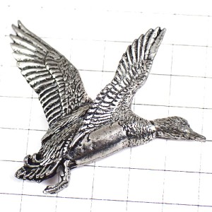 ピンバッジ・羽ばたくカモ鴨ハンティング狩猟シルバー銀色ピューター製 PEWTER SILVER A-R-BROWN DUCK GOOSE BIRD