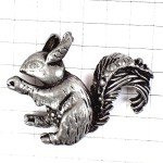 ピンバッジ・銀色のリス栗鼠ピューター製シルバー SQUIRREL