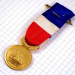 ブローチ・マリアンヌ自由の女神コイン月桂樹トリコロール国旗色リボン青白赤 REPUBLIQUE-FRANCAISE MARIANE LAURIERS TRAVAIL-INDUSTRIE COCARDE FRANCE
