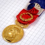 ブローチ・マリアンヌ自由の女神コイン月桂樹トリコロール国旗色リボン青白赤 REPUBLIQUE-FRANCAISE MARIANE LAURIERS TRAVAIL-INDUSTRIE COCARDE FRANCE