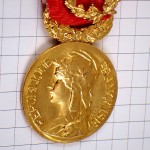 ブローチ・マリアンヌ自由の女神コイン月桂樹トリコロール国旗色リボン青白赤 REPUBLIQUE-FRANCAISE MARIANE LAURIERS TRAVAIL-INDUSTRIE COCARDE FRANCE