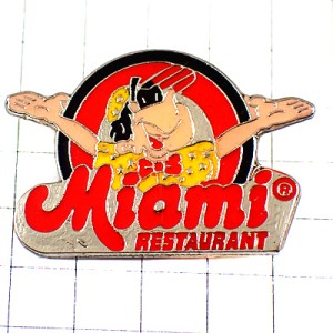 ピンバッジ・マイアミのレストラン蝶ネクタイ両手を広げる MIAMI USA