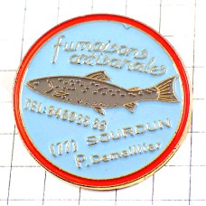 ピンバッジ・灰色の魚さかな
