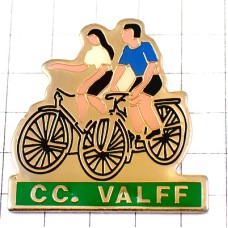 ピンバッジ・自転車カップルでサイクリング