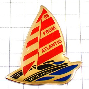 ピンバッジ・レサーブル＝ドロンヌ港町ボート赤い帆船ヨット青い海 LES-SABLES-D-OLONNE FRANCE