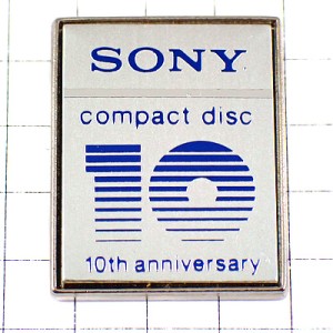 ピンバッジ・ソニーのＣＤカーステ音楽10周年シルバー銀色