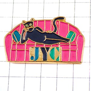ピンバッジ・ピンク色のソファに寝そべる猫ネコ