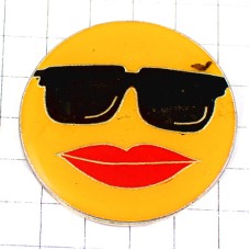 ピンバッジ・サングラス黒い眼鏡と真っ赤な唇のニコチャン太陽 SMILEY