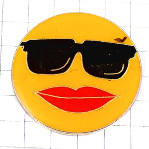 ピンバッジ・サングラス黒い眼鏡と真っ赤な唇のニコチャン太陽 SMILEY