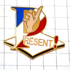 ピンバッジ・出席！アルファベットＰ人差し指トリコロール青白赤