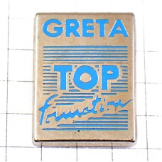 ピンバッジ・グレタＴＯＰトップ青い文字アルファベット
