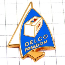 ピンバッジ・白いボート帆船ヨット電池バッテリー自由 DELCO USA