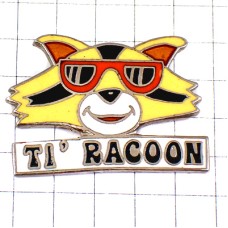 ピンバッジ・赤いメガネ眼鏡サングラスのアライグマ動物ラクーン