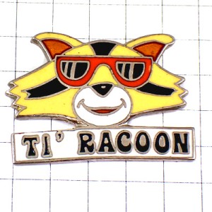 ピンバッジ・赤いメガネ眼鏡サングラスのアライグマ動物ラクーン