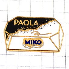ピンバッジ・チョコレートアイスお菓子パオラ白黒モノクロの箱 MIKO