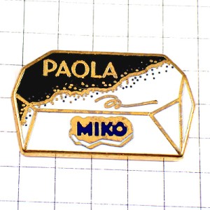 ピンバッジ・チョコレートアイスお菓子パオラ白黒モノクロの箱 MIKO