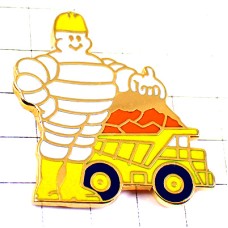 ピンバッジ・ミシュランのビバンダムくん工事中トラック黄色い車 MICHELIN BIBENDUM FRANCE