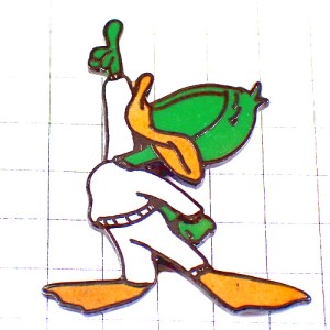 ピンバッジ・白いセーターの緑のアヒル漫画キャラクター鳥ポーズ天辺を指す