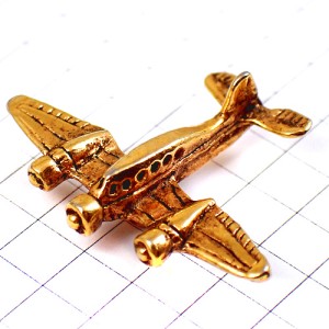 ピンバッジ・立体型の飛行機ゴールド金色戦闘機３基モーター