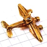 ピンバッジ・立体型の飛行機ゴールド金色戦闘機３基モーター