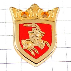 ピンバッジ・馬に乗った騎士シュヴァリエの赤い紋章ゴールド金色 CHEVALIER MUTZIG ALSACE FRANCE