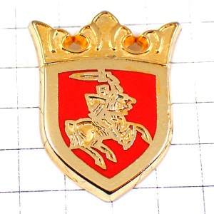 ピンバッジ・馬に乗った騎士シュヴァリエの赤い紋章ゴールド金色 CHEVALIER MUTZIG ALSACE FRANCE